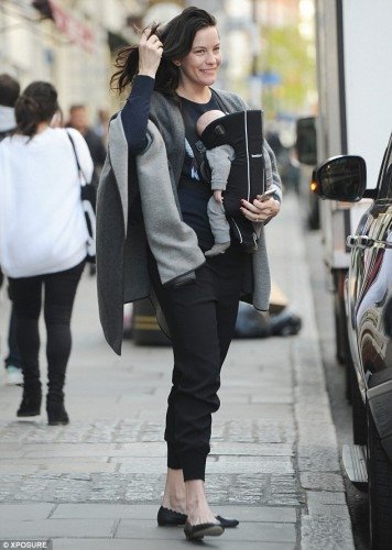 Лив Тайлер прогулялась с новорожденным малышом в Лондоне