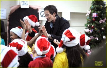 Эдриан Броуди в роли Санта Клауса - изображение №3