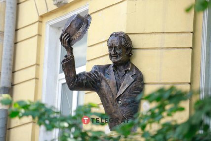 В Киеве открыли мемориальную доску-горельеф, где жил Богдан Сильвестрович