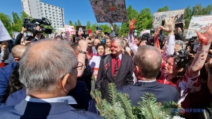 Посла рф в Польше облили кровью 9 мая