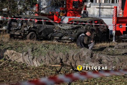 Воронка на месте удара в Днепровском районе 17.09.2026