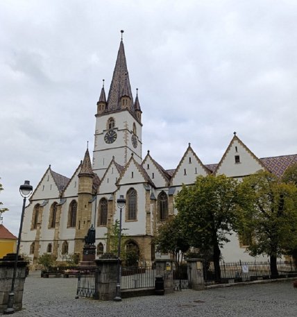 Лютеранська кірха в Сібіу. Німці (сакси) у цьому місті з 1520-х років були протестантами. Фото автора, жовтень 2025 року
