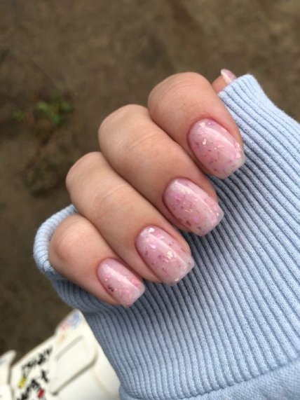 Трендовый маникюр с поталью