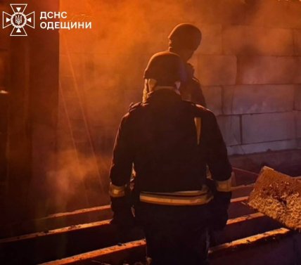 Пожежа в Одеській області через удар РФ 2 грудня 2025