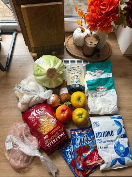 Куриное филе, макароны, капуста, морковь, лук, яблоки, творог, сгущённое молоко, молоко и пакетики желе