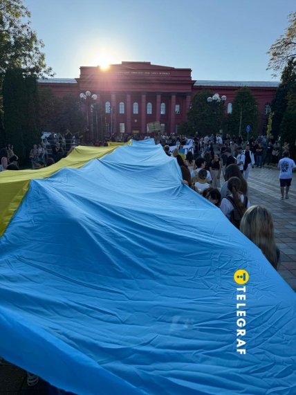 Старт ходи відбувся біля пам'ятника Тарасу Шевченку.