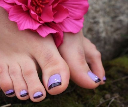 Маникюр и педикюр с декором