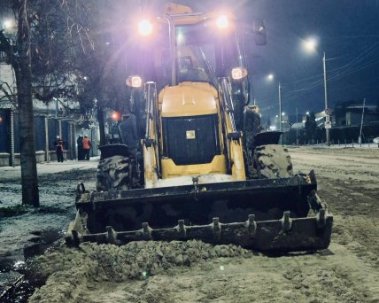 Коммунальщики убирают масло с улиц Днепра после атаки РФ по заводу