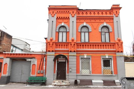 Один з будинків харківського Подолу на вулиці Кузнечній