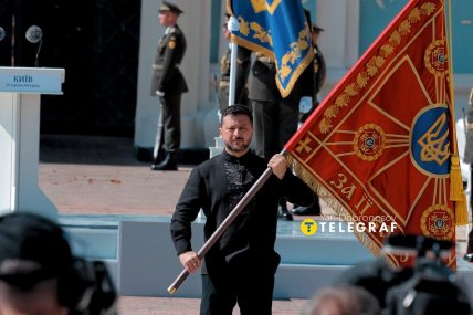 Владимир Зеленский вручил боевые штандарты украинским военным