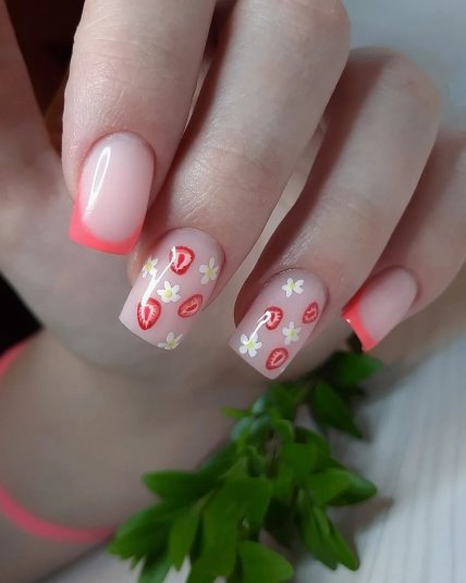 клубничный маникюр