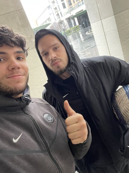 Михаил Мудрик с фанатом