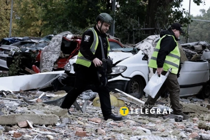 Після атаки на житловий будинок у Києві рятувальники розбирали завали