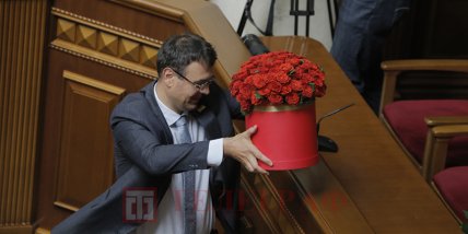 Юлия Гришина празднует день рождения – коллеги поздравили ее букетами