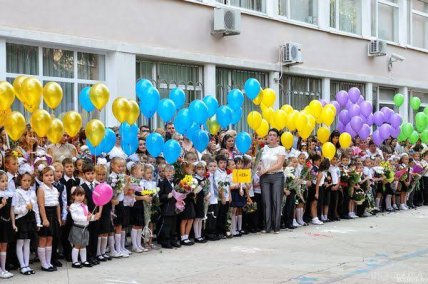 Школьники на линейке
