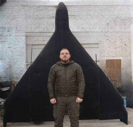 Максим Зайченко на фоні збитого російського "шахеда"