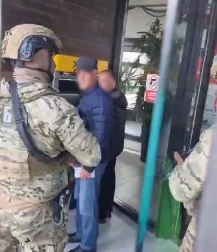 Обшуки з автоматами у власників "Криївки" та "Пʼяної вишні" обурили мережу: у чому їх звинувачують та що знайшли силовики 11 Обшуки з автоматами у власників "Криївки" та "Пʼяної вишні" обурили мережу: у чому їх звинувачують та що знайшли силовики ФОТО