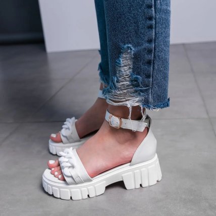 білі сандалі на тракторній підошві