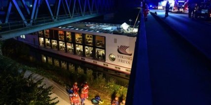 В Германии круизный корабль врезался в мост, есть погибшие