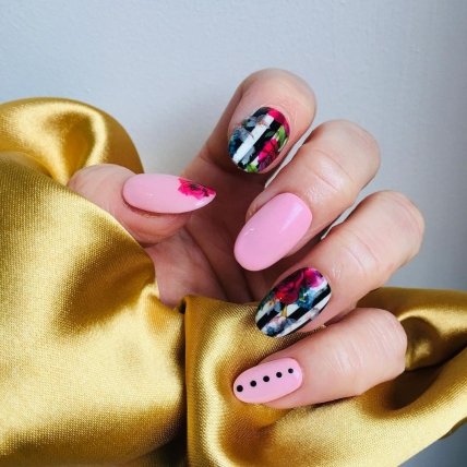 нігті з квіточками