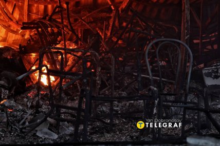 Горить товар на ринку Почайна після удару Росії