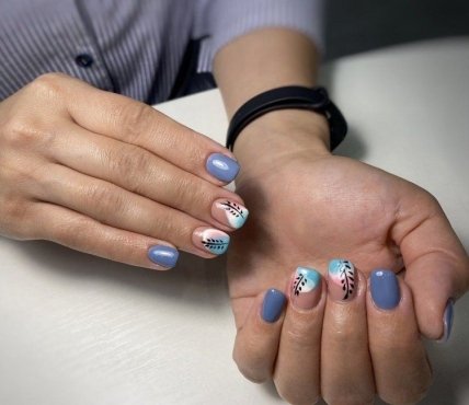 Манікюр для жінок за 50 — блакитний