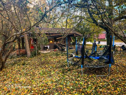 Безпілотник ворога влучив в центральний парк селища