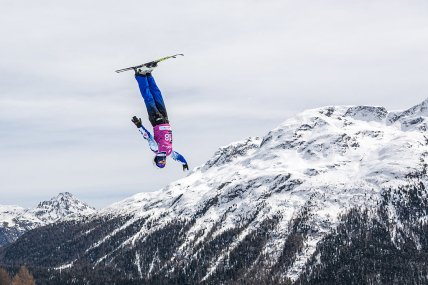 Олександр Окіпнюк виступає у лижному фрістайлі