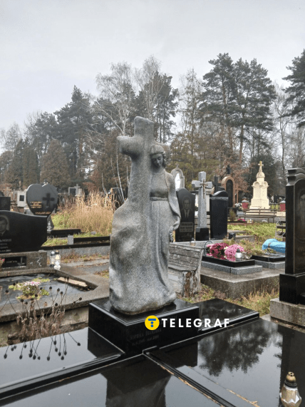 Кам’яний пам'ятник на надгробку на Голосківському цвинтарі