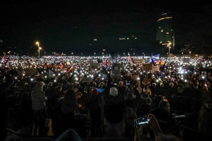 "Геть Фіцо, нехай їде до Росії". У Словаччині люди вийшли на протести (кадри)