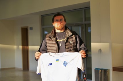 Олександр Усик з футболкою Динамо Київ