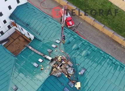 Пожарным пришлось ликвидировать пожар через крышу здания