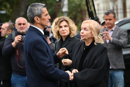 Вдова Мірчі Луческу Неллі із сином Резваном