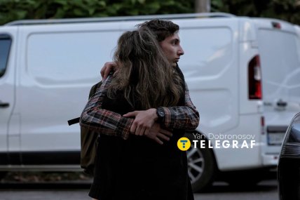 Люди обіймаються біля будинку, пошкодженого внаслідок російської атаки