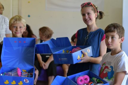дети с подарками от Favbet Foundation