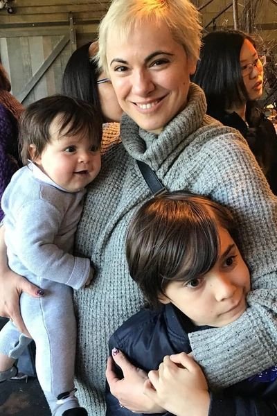 Лола Гусман с детьми