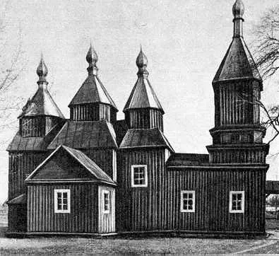 Чёрно-белое изображение деревянной церкви с несколькими башнями и отдельной высокой колокольней