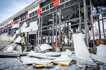 Наслідки удару ракетами та дронами по терміналу Нової пошти