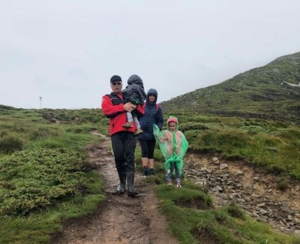 спасатели эвакуируют туристов с Говерлы