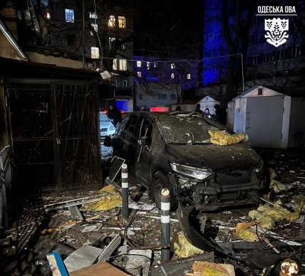 Наслідки удару по Одесі в ніч на 13 січня - пошкоджений автомобіль