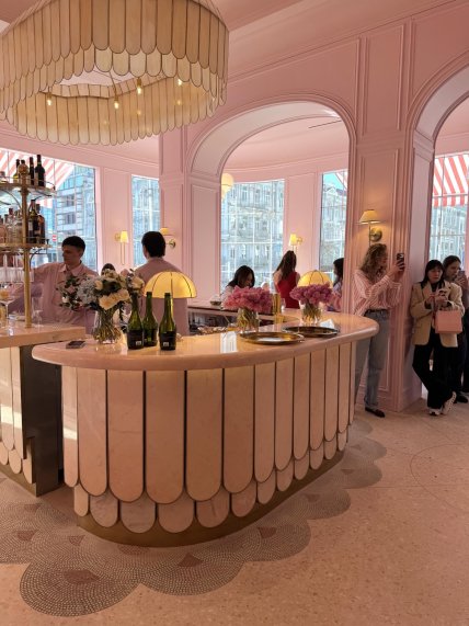 Интерьер кафе выполнен в розовом цвете.