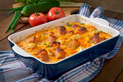 Картофельная запеканка с колбасками и шпинатом