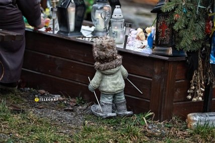 Скульптура у могилы