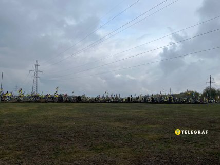 Могили військових з прапорами у Дніпрі