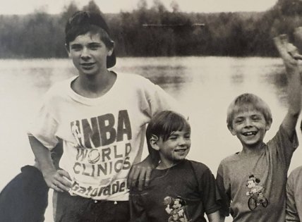 Дмитрий Комаров с братом и сестрой