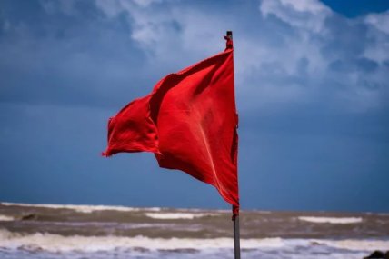 Червоний прапор на пляжі