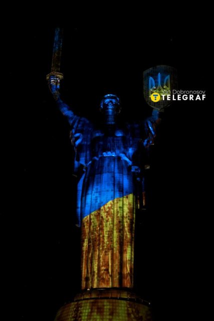 Лазерно-світлове шоу на монументі Батьківщина-Мати у Києв