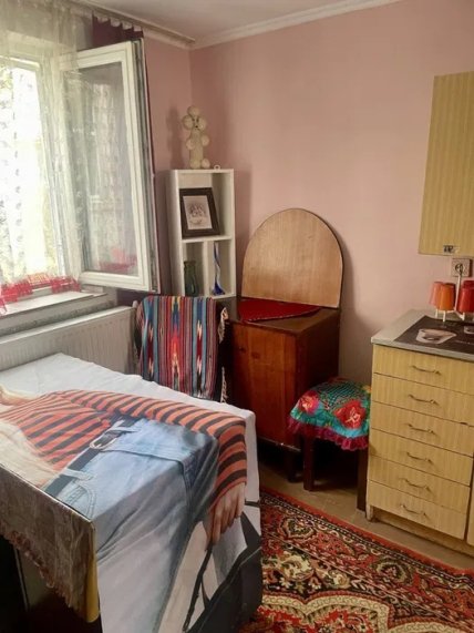 В кімнаті є стіл та невеликі тумби