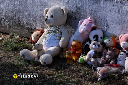 Игрушки у дома в Харькове, который атаковала РФ