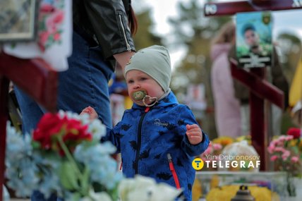 До могил рідних приходять люди з маленькими дітьми